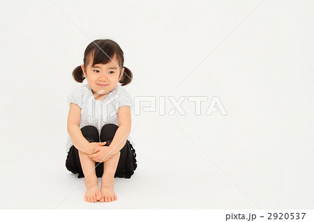 白シャツの女の子 2920537