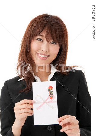 祝儀袋を持つビジネスウーマン 祝儀袋を持つビジネスウーマン 2920553