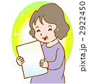 用紙を持つ女性 用紙を持つ女性 2922450