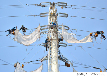 送電鳶（送電線架線工）による鉄塔での高圧電線工事 2922990