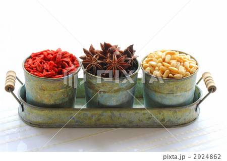 クコの実。八角。松の実。 2924862