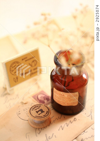 アンティークな手紙と薬瓶 2925074