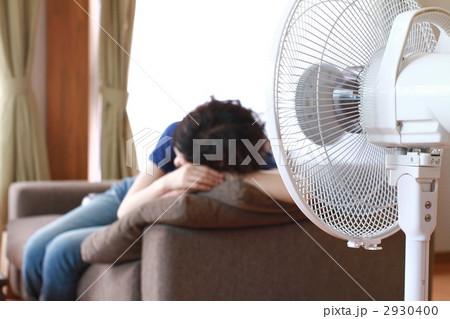 夏の昼間に横たわる女性 2930400