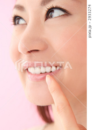 口を指す女性 2933274