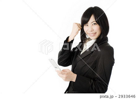 携帯電話とガッツポーズの女性社員 2933646