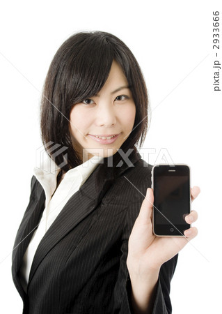 女性社員とスマートフォン 2933666