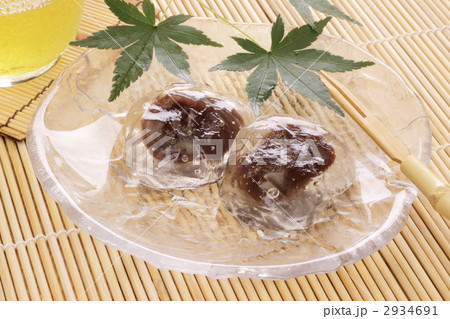 夏の和菓子（葛饅頭） 2934691