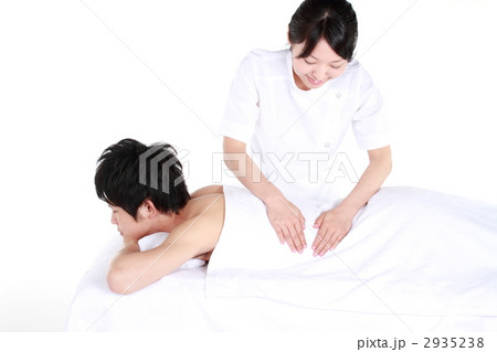 エステを受ける男性 2935238