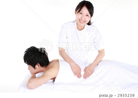 エステを受ける男性 2935239