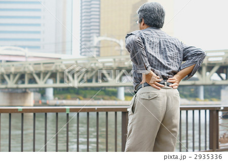 腰を押さえるシニア 腰を押さえるシニア 2935336