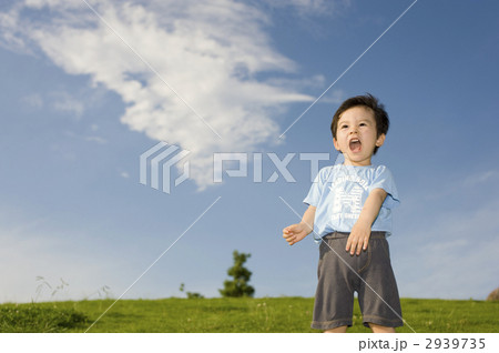 青空のもとで遊ぶ三歳の男児 2939735