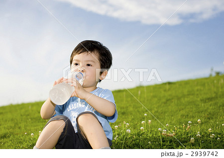 青空のもとで水を飲む三歳の男児 青空のもとで水を飲む三歳の男児 2939742