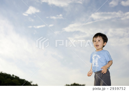 青空のもとで遊ぶ三歳の男児 2939752