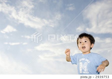 青空のもとで遊ぶ三歳の男児 青空のもとで遊ぶ三歳の男児 2939753