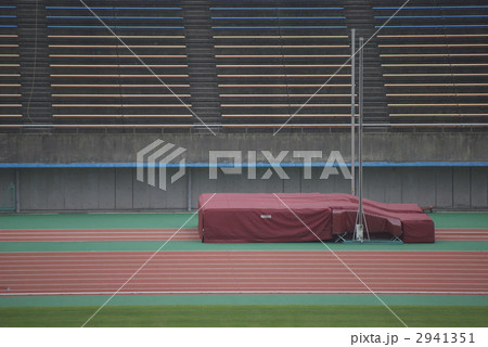 博多の森　陸上競技場にて　出番を待つ棒高跳びの道具たち　② 2941351