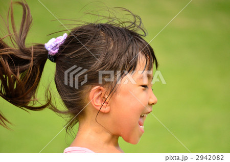 外で元気に遊ぶ女の子(夏) 外で元気に遊ぶ女の子(夏) 2942082