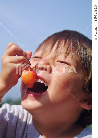 サクランボと子供 2942815