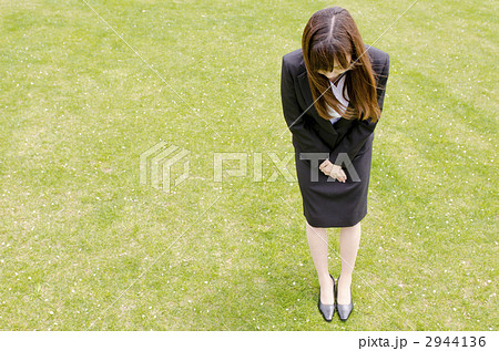 頭を下げるOL 頭を下げるOL 2944136