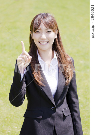 人差し指を立てるOL 人差し指を立てるOL 2946021
