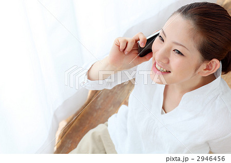 iPhoneで話す女の子 iPhoneで話す女の子 2946456