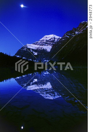 鏡面の水面に映る月夜のマウントエディスキャベル 鏡面の水面に映る月夜のマウントエディスキャベル 2948773