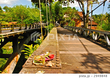 チャンプアン橋の供え物（ウブド･バリ島／インドネシア） 2949848