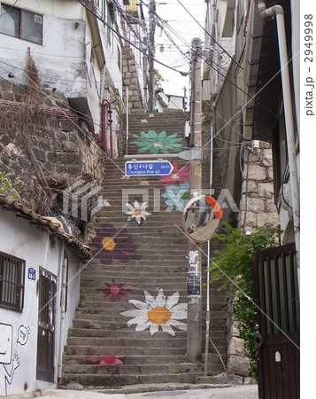 韓国ソウル大学路の花階段の写真素材