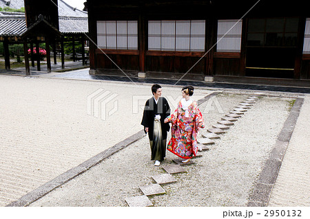 和装の新郎新婦 2950132