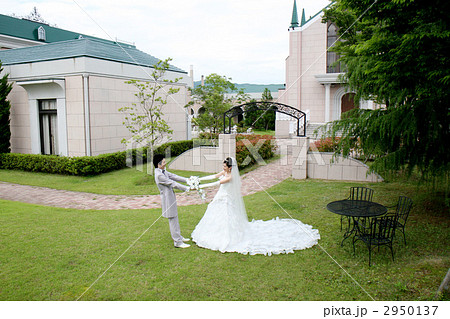 チャペル前ウェディングドレスの新婦と新郎 2950137