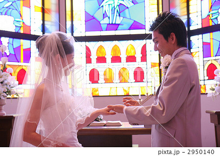 男性からの指輪交換シーン 2950140