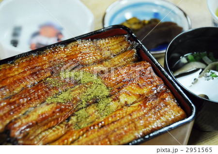 うな重とおしんこと汁物 2951565