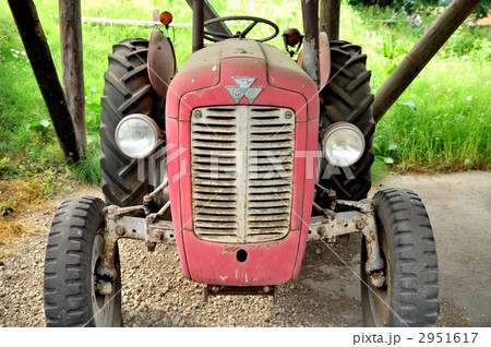 マッセイファーガソンのトラクター 2951617