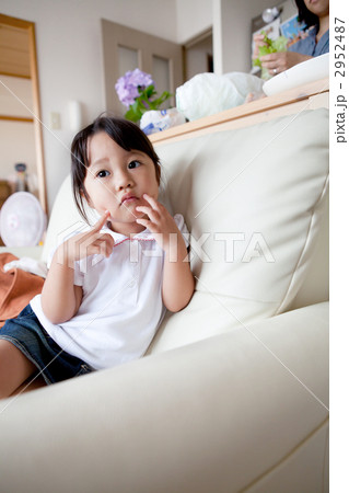 ソファに座る３才の女の子 2952487