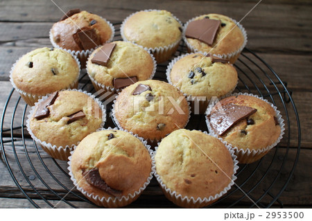 ケーキクーラーの上に置いた手作りの板チョコマフィン 2953500