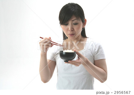 ご飯を冷ます女性 2956567