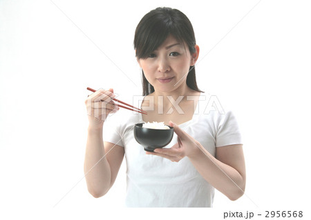 ご飯を食べる女性 ご飯を食べる女性 2956568