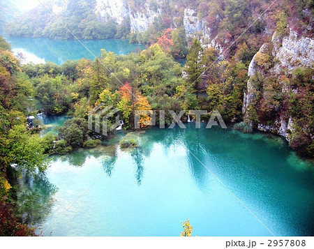 クロアチア 世界遺産 秋の紅葉のプリトヴィッツェ湖群国立公園の写真素材