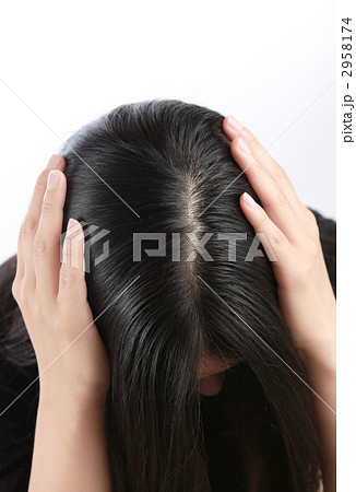 女性の髪の毛の分け目の写真素材
