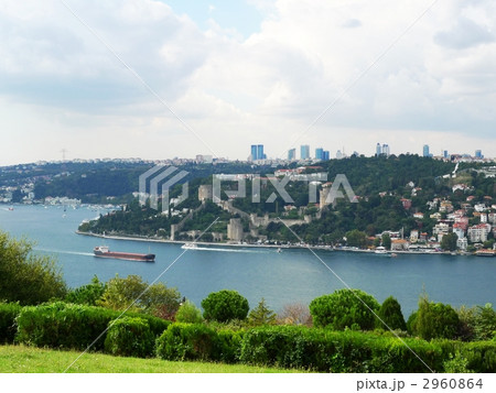 トルコ共和国の有名観光地イスタンブールのボスポラス海峡遠望の写真素材