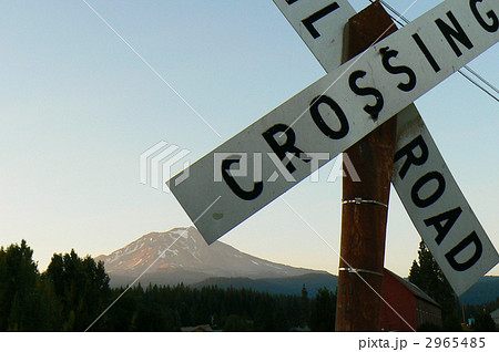 踏切から見たシャスタ山 2965485