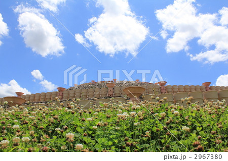 埴輪 円筒埴輪 青空 埴輪 円筒埴輪 青空 2967380