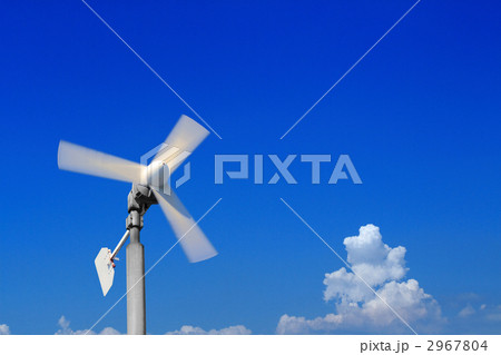 青空と雲と風力発電の風車 2967804