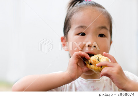 パンを食べる女の子 2968074