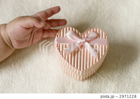 ハートと赤ちゃんの手 2971228