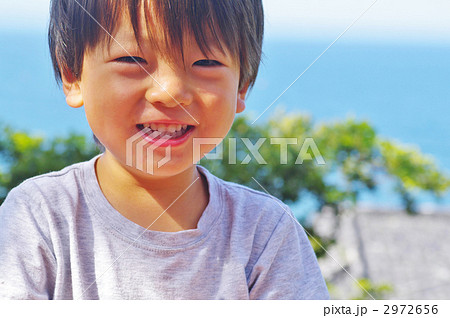 目を細めて笑う子供 目を細めて笑う子供 2972656