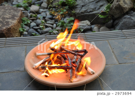 お盆の迎え火 お盆の迎え火 2973694