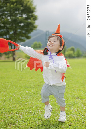 ハロウィン仮装をして、はしゃぐ三歳男児 2975278