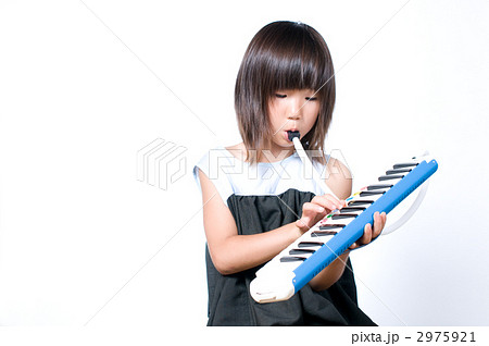 鍵盤ハーモニカを弾く女の子の写真素材