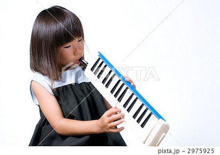 鍵盤ハーモニカを弾く女の子の写真素材 [2975925] - PIXTA