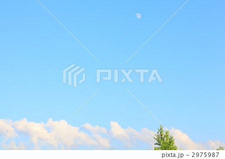 梅雨明けの空と月 梅雨明けの空と月 2975987